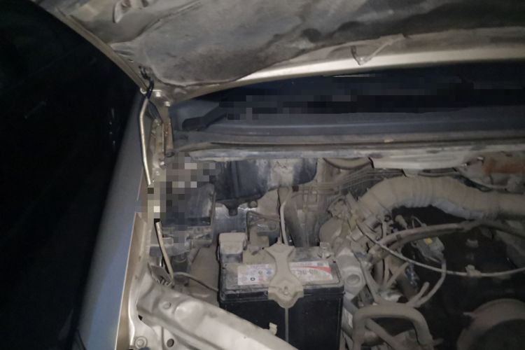 Used FORTHING Lingzhi 2015 M3 1.6L 7-Seater Luxury Model Engine Bay Right