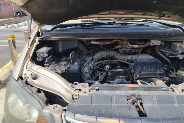 Used FORTHING Lingzhi 2015 V3 1.5L 7-Seater Luxury Model Engine Bay Right