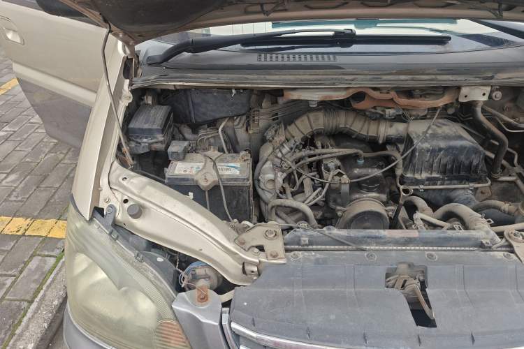 Used FORTHING Lingzhi 2015 V3 1.5L 7-Seater Luxury Model Engine Bay Right