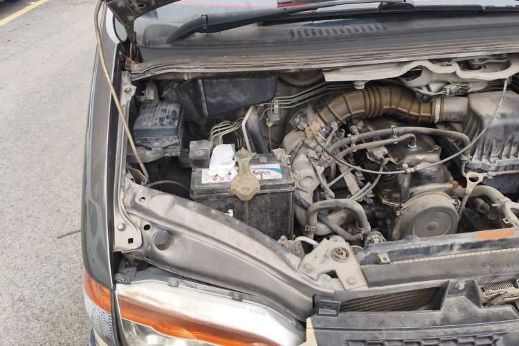 Used FORTHING Lingzhi 2015 V3 1.5L 5-Seater Special Offer Model Engine Bay Right