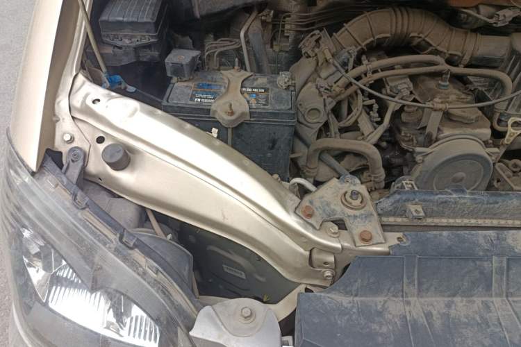 Used FORTHING Lingzhi 2015 V3 1.5L 7-Seater Luxury Model Engine Bay Right