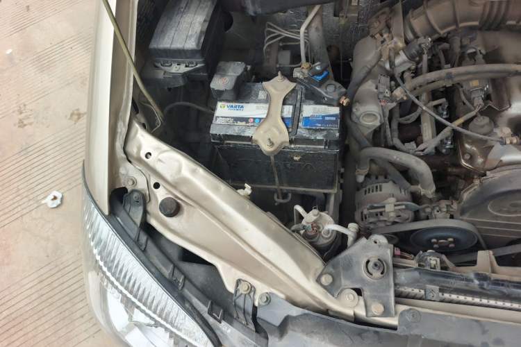 Used FORTHING Lingzhi 2015 M3 1.6L 7-Seater Comfort Model Engine Bay Right