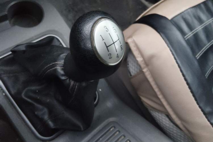 Used FORTHING Lingzhi 2015 V3 1.5L 5-Seater Special Offer Model Gear Lever