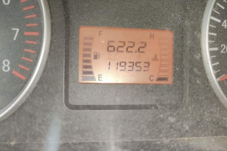 Used FORTHING Lingzhi 2015 M3 1.6L 7-Seater Comfort Model Odometer Close Up