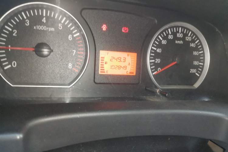 Used FORTHING Lingzhi 2015 M3 1.6L 7-Seater Luxury Model Odometer Close Up