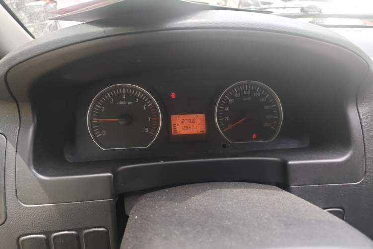 Used FORTHING Lingzhi 2015 M3 1.6L 7-Seater Standard Model Odometer Close Up