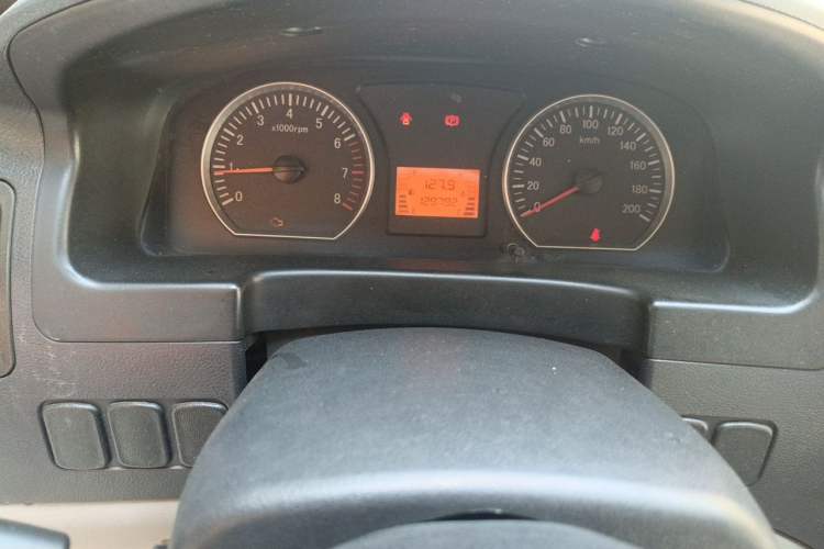 Used FORTHING Lingzhi 2015 V3 1.5L 7-Seater Luxury Model Odometer Close Up