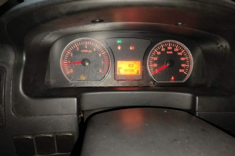 Used FORTHING Lingzhi 2015 V3 1.6L 7-Seater Standard Model Odometer Close Up
