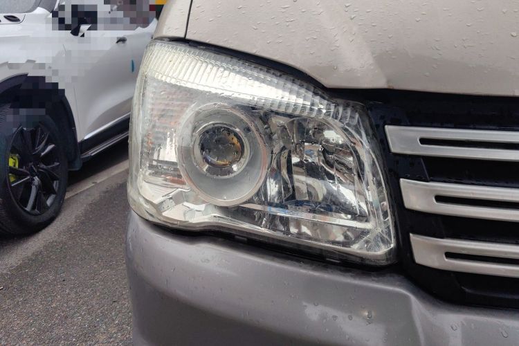 Used FORTHING Lingzhi 2015 M5 Q7 2.0L 7-seat Long-Wheelbase Comfort Model Right Front Headlight