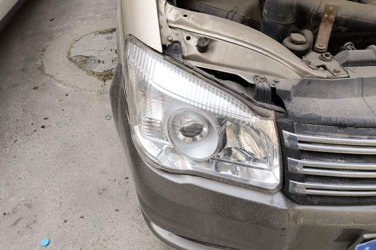 Used FORTHING Lingzhi 2015 M5 Q7 2.0L 7-seat Long-Wheelbase Comfort Model Right Front Headlight