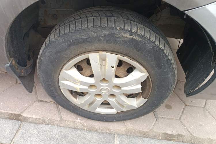 Used FORTHING Lingzhi 2015 V3 1.5L 7-Seater Luxury Model Right Front Wheel Hub
