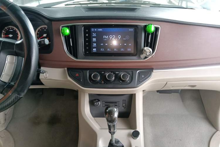 Used FORTHING Lingzhi 2016 M3 1.6L 7-Seater Luxury Model China IV Standard Audio And AC Panel