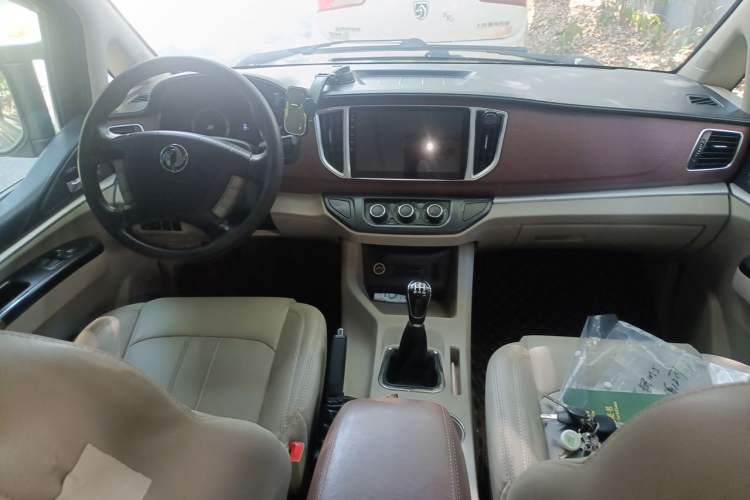 Used FORTHING Lingzhi 2016 M3 1.6L 7-Seater Comfort Model China IV Standard Center Console