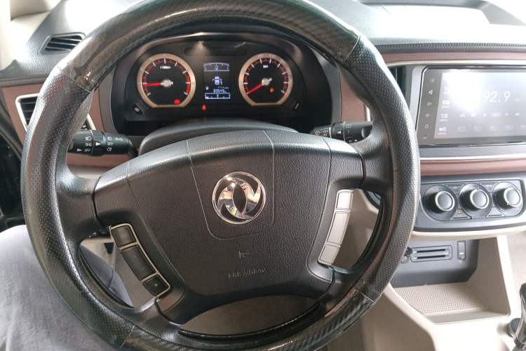 Used FORTHING Lingzhi 2016 M3 1.6L 7-Seater Luxury Model China IV Standard Steering Wheel