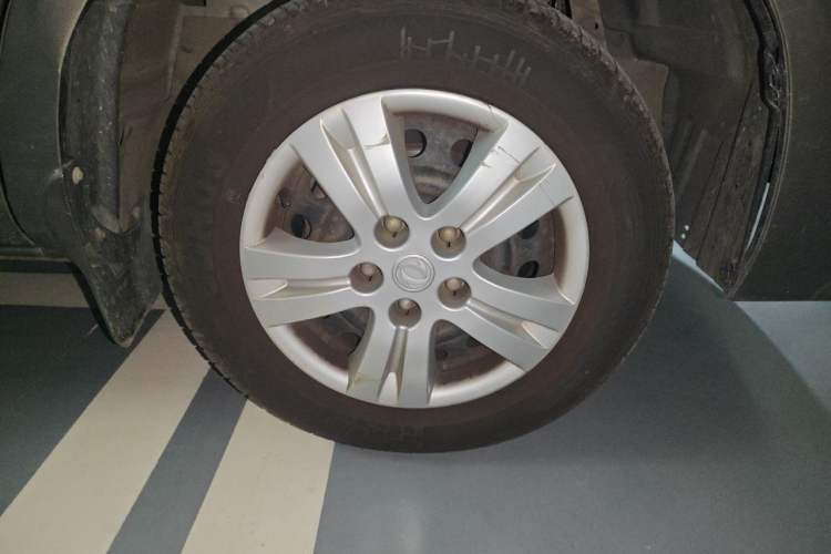 Used FORTHING Lingzhi 2016 M3 1.6L 7-Seater Standard Model China V Emission Standard Right Front Wheel Hub