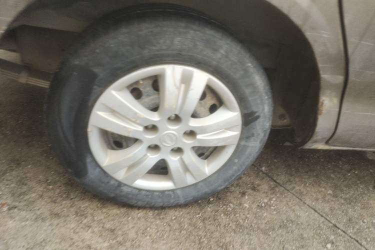 Used FORTHING Lingzhi 2016 V3 1.5L 7-Seater Standard Model China V Emission Standard Right Front Wheel Hub