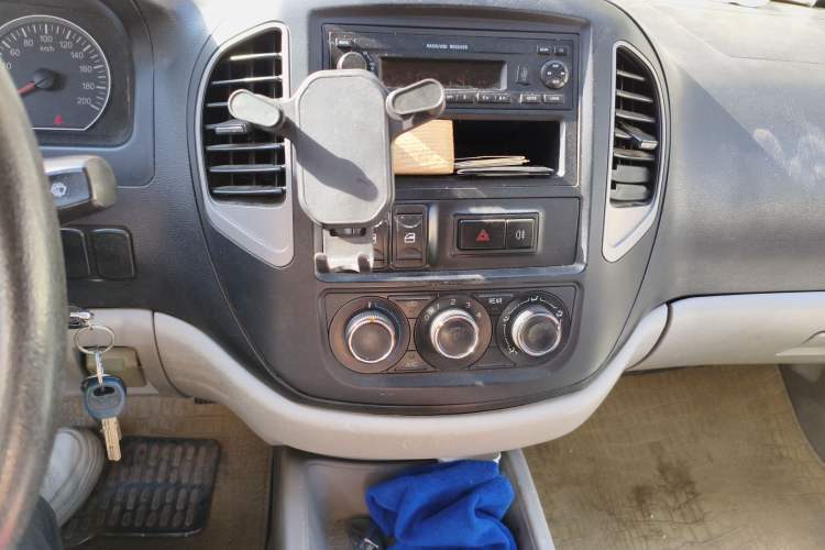 Used FORTHING Lingzhi 2016 V3 1.5L 7-Seater Comfort Model China V Standard Audio And AC Panel