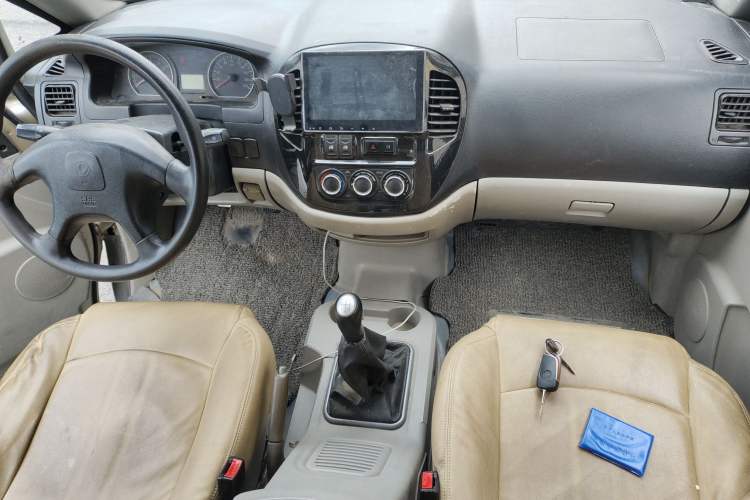 Used FORTHING Lingzhi 2016 M3L 1.6L 7-Seater Comfort Model Center Console