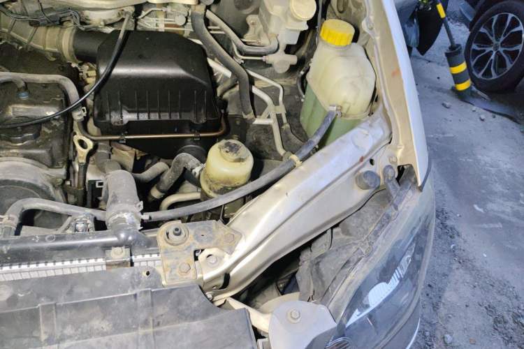 Used FORTHING Lingzhi 2016 M3L 1.6L 7-Seater Comfort Model Engine Bay Left