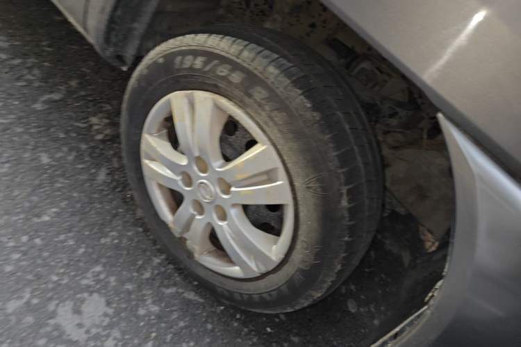 Used FORTHING Lingzhi 2016 V3 1.5L 7-Seater Standard Model China V Emission Standard Right Front Wheel Hub