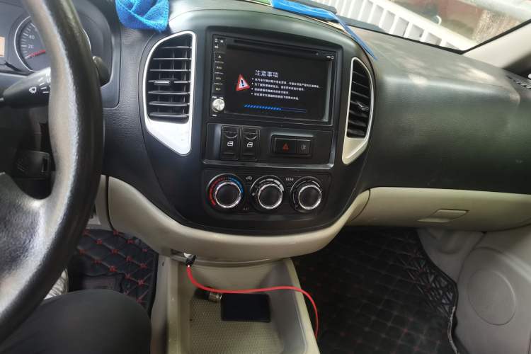 Used FORTHING Lingzhi 2016 V3 1.5L 7-Seater Comfort Model China IV Standard Audio And AC Panel