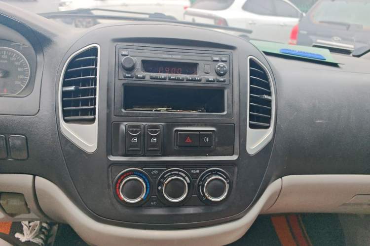 Used FORTHING Lingzhi 2016 V3 1.5L 7-Seater Luxury Model China IV Standard Audio And AC Panel