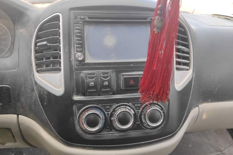 Used FORTHING Lingzhi 2016 V3 1.5L 5-Seater Special Offer Model Audio And AC Panel