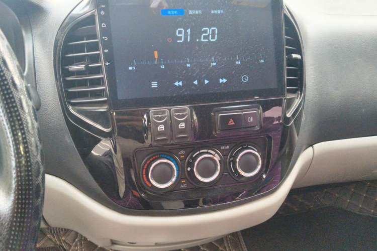 Used FORTHING Lingzhi 2016 V3 1.5L 7-Seater Luxury Model China IV Standard Audio And AC Panel