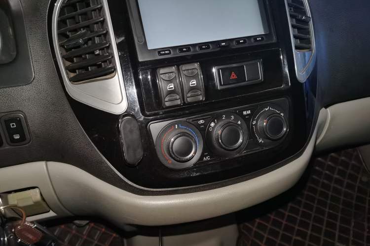 Used FORTHING Lingzhi 2016 M3 1.6L 7-Seater Comfort Model China IV Standard Audio And AC Panel