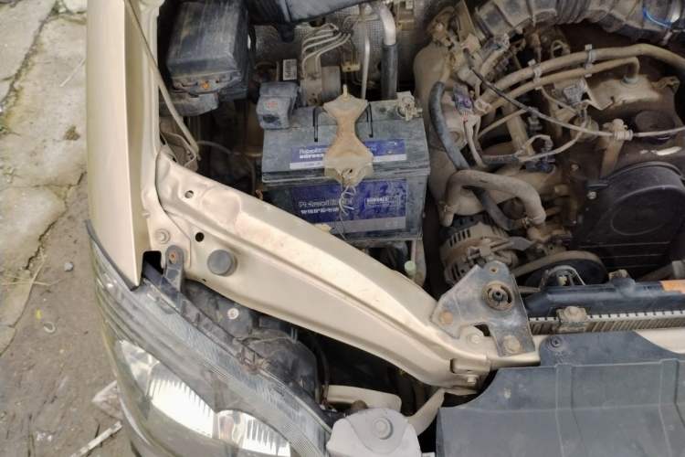 Used FORTHING Lingzhi 2016 M3L 1.6L 7-Seater Comfort Model Engine Bay Right