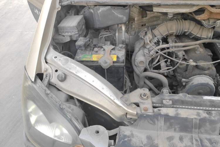 Used FORTHING Lingzhi 2016 V3 1.5L 5-Seater Special Offer Model Engine Bay Right