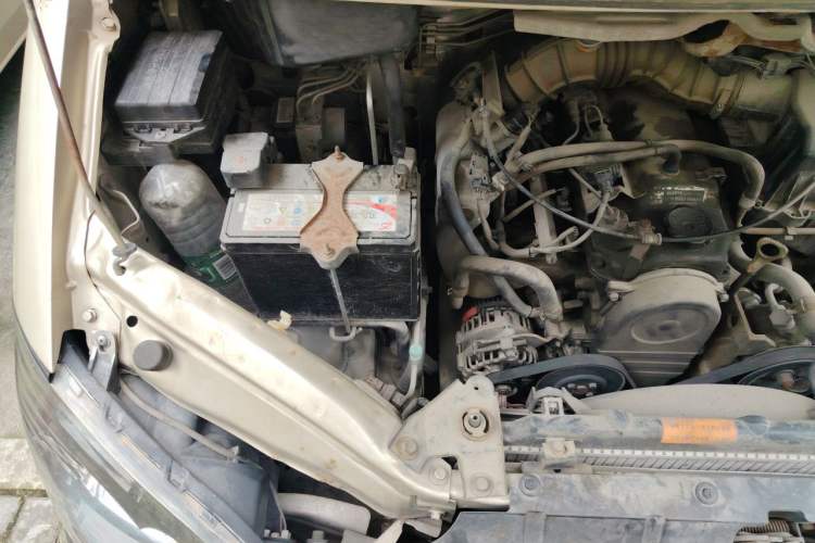 Used FORTHING Lingzhi 2016 M3L 1.6L 7-Seater Comfort Model Engine Bay Right