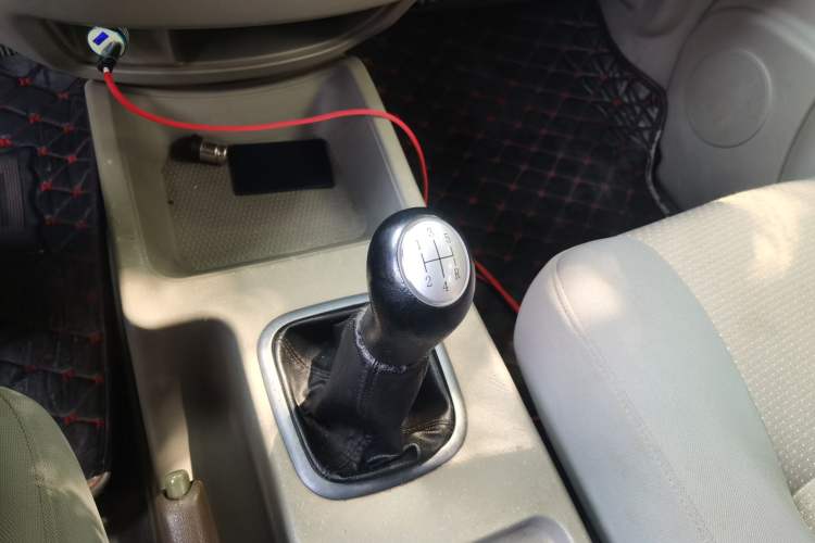 Used FORTHING Lingzhi 2016 V3 1.5L 7-Seater Comfort Model China IV Standard Gear Lever