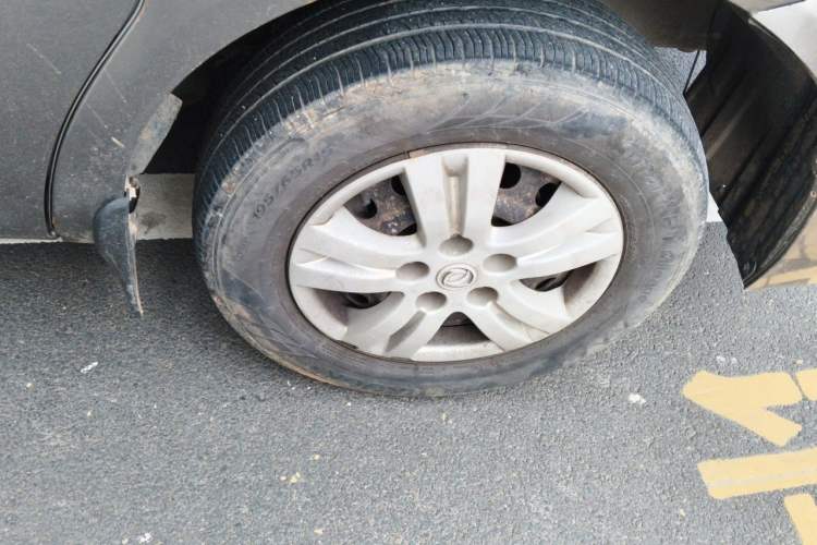 Used FORTHING Lingzhi 2016 V3 1.5L 7-Seater Luxury Model China IV Standard Right Front Wheel Hub