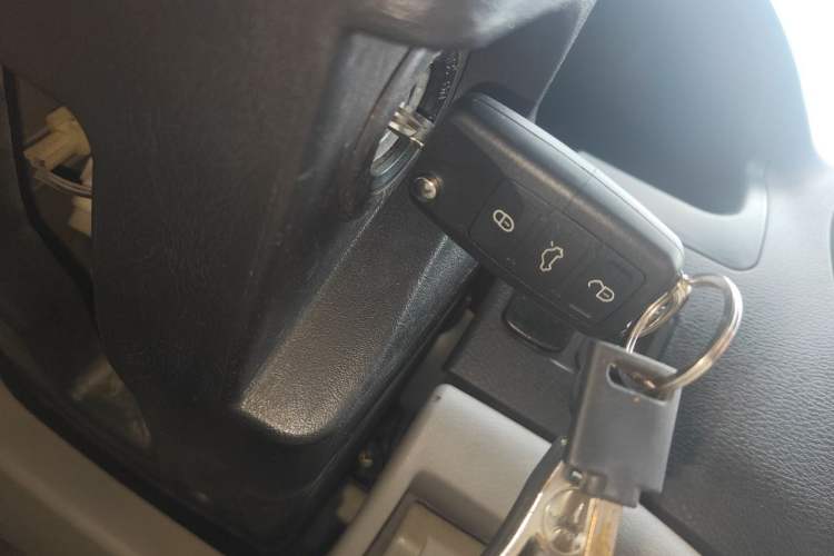 Used FORTHING Lingzhi 2016 M3L 1.6L 7-Seater Luxury Model Vehicle Key