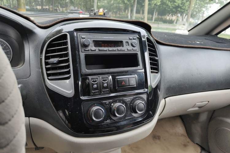 Used FORTHING Lingzhi 2016 M3 1.6L 7-Seater Comfort Model China V Standard Audio And AC Panel