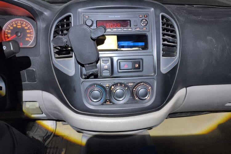 Used FORTHING Lingzhi 2016 V3 1.5L 7-Seater Comfort Model China V Standard Audio And AC Panel