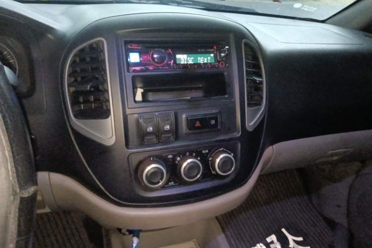 Used FORTHING Lingzhi 2016 V3 1.5L 7-Seater Comfort Model China V Standard Audio And AC Panel