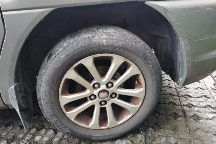 Used FORTHING Lingzhi 2016 V3 1.5L 7-seat Standard Model China IV Standard Right Front Wheel Hub