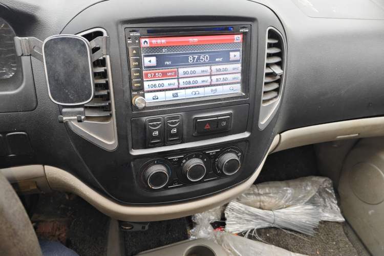 Used FORTHING Lingzhi 2016 V3 1.5L 7-Seater Comfort Model China V Standard Audio And AC Panel