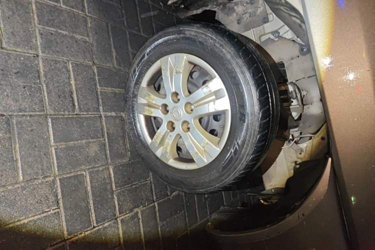 Used FORTHING Lingzhi 2016 V3 1.5L 7-seat Standard Model China IV Standard Right Front Wheel Hub
