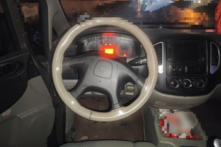Used FORTHING Lingzhi 2016 V3 1.5L 7-seat Standard Model China IV Standard Steering Wheel
