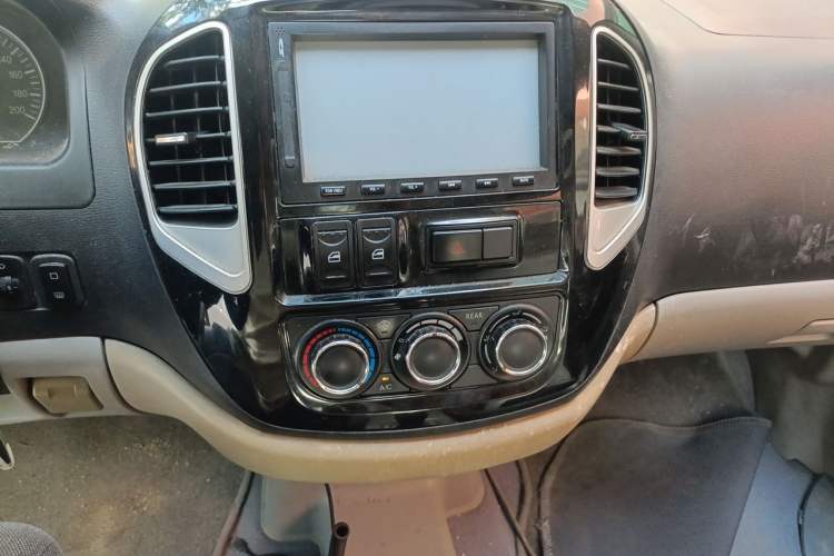 Used FORTHING Lingzhi 2016 M3 1.6L 7-Seater Luxury Model China V Standard Audio And AC Panel