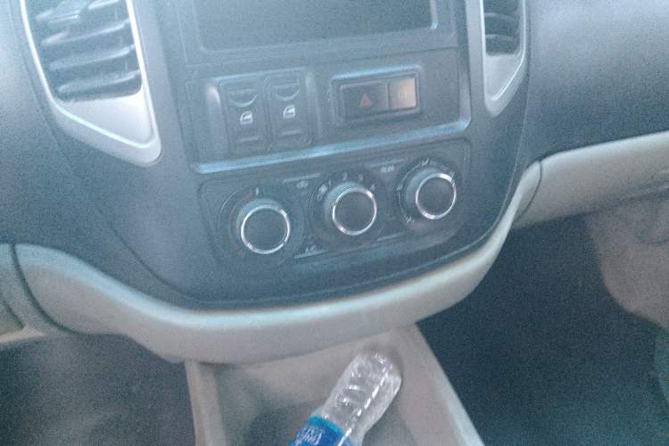 Used FORTHING Lingzhi 2016 V3 1.5L 7-Seater Standard Model China V Emission Standard Audio And AC Panel