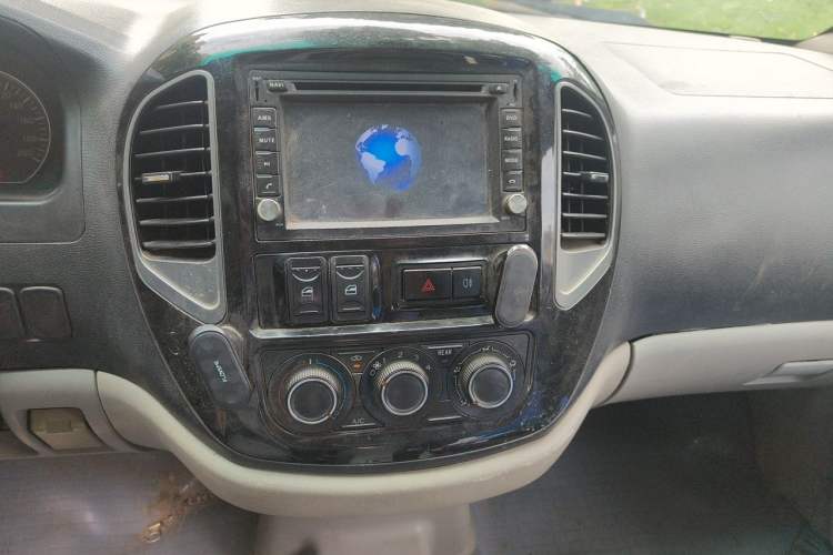 Used FORTHING Lingzhi 2016 M3L 1.6L 7-Seater Comfort Model Audio And AC Panel
