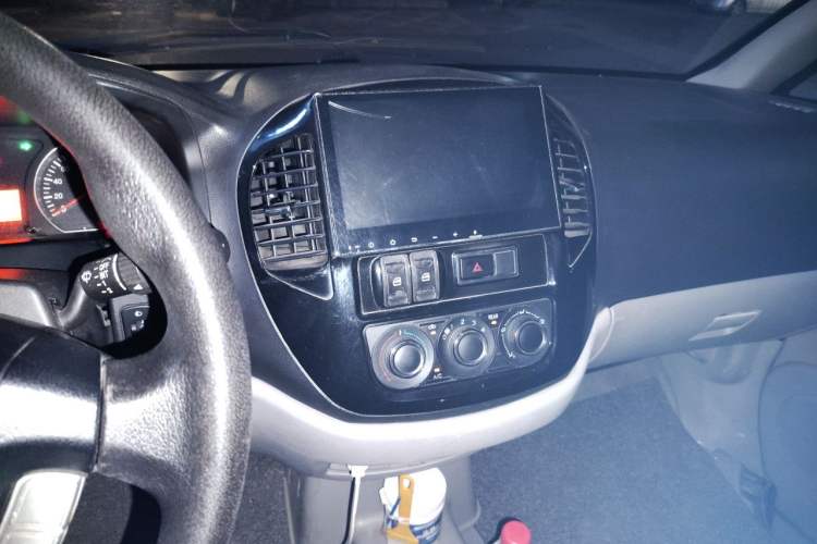 Used FORTHING Lingzhi 2016 M3 1.6L 7-Seater Comfort Model China IV Standard Audio And AC Panel