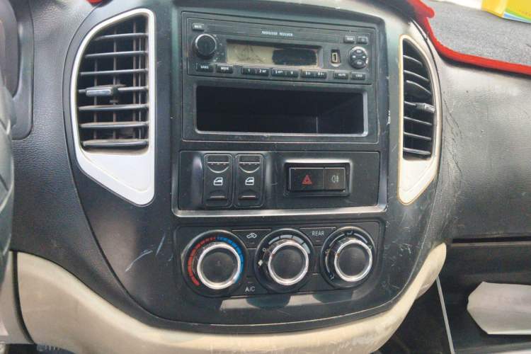 Used FORTHING Lingzhi 2016 V3 1.5L 7-Seater Standard Model China V Emission Standard Audio And AC Panel