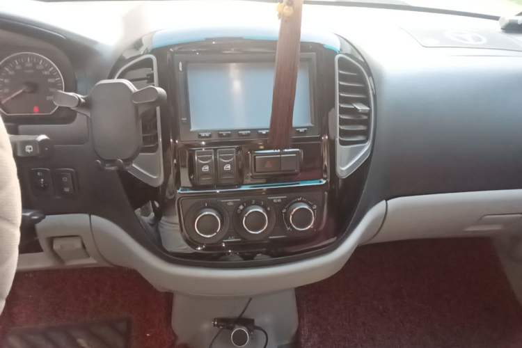 Used FORTHING Lingzhi 2016 M3L 1.6L 7-Seater Luxury Model Audio And AC Panel