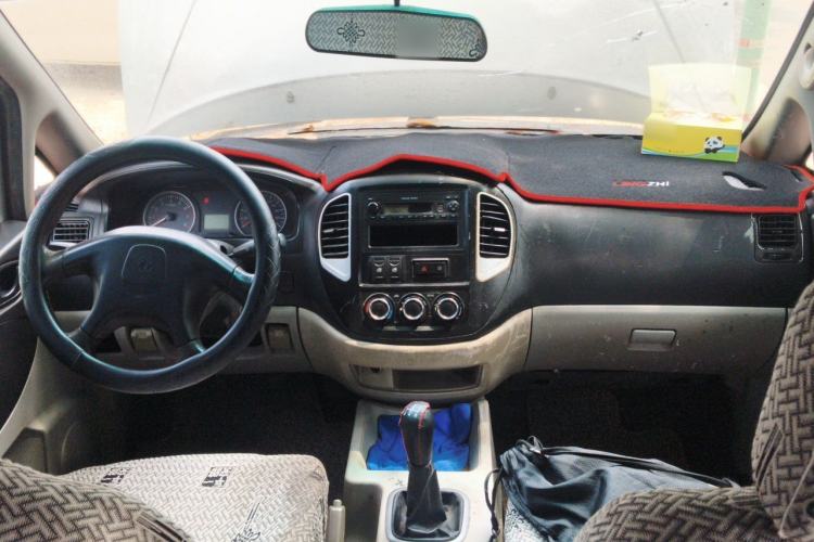 Used FORTHING Lingzhi 2016 V3 1.5L 7-Seater Standard Model China V Emission Standard Center Console