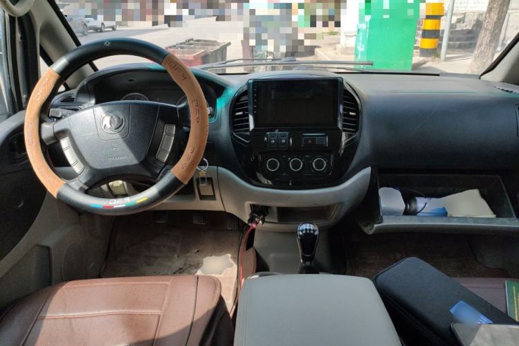 Used FORTHING Lingzhi 2016 M3L 1.6L 7-Seater Comfort Model Center Console